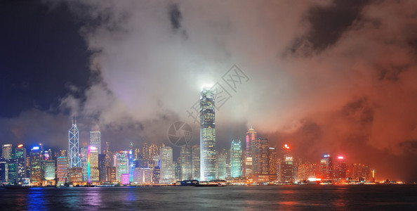 香港的天线在夜里云笼罩图片