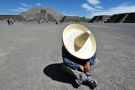 墨西哥男子在墨西哥Teotihuacan矿址的金图片
