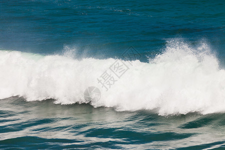 冲破海洋波浪和即将到来的海洋冲浪喷雾的动荡图片