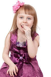 小女孩吃jujube孤立图片
