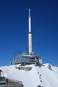 在比利牛斯的雪坡上建造气象站对图片