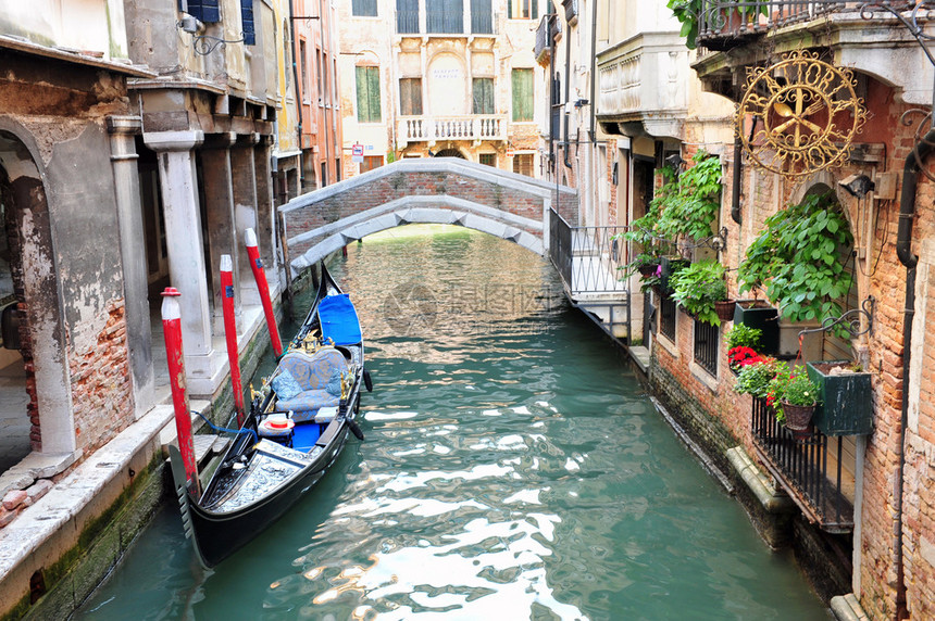 在意大利威尼斯的一个安静的小型运河上搭起一个古典美丽的古老的Gon图片