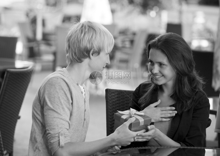 咖啡馆里的年轻男女孩用图片