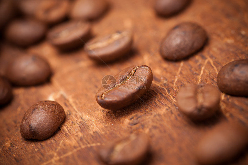 农村木制背景上的咖啡豆图片