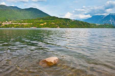 Dolomite人背景上的LagodiCaldo图片