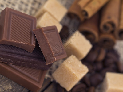 巧克力棒配方糖和咖啡豆图片
