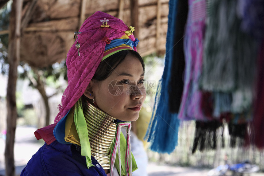 妇女在五六岁时将黄铜戒指戴在脖子上图片