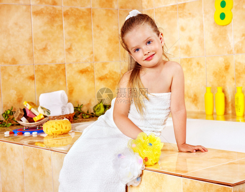 沐浴在泡浴中的快乐孩子图片