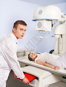 男医生在X光室检查外伤患者图片