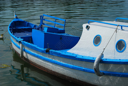 在水上的蓝色和白色小海船图片