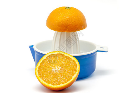 白色背景上的橙子手动榨汁机图片