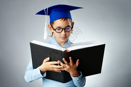 眼镜和学生帽子阅读书中的可图片