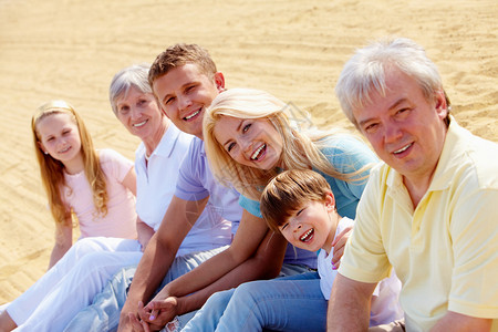 幸福的一家人坐在沙上图片