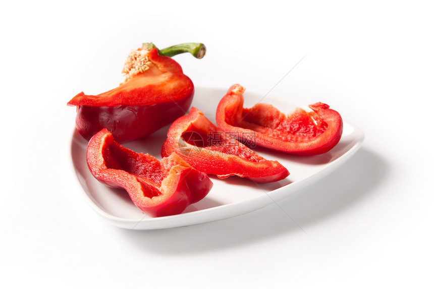 白色背景上的红辣椒粉图像图片