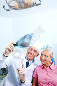 牙科医生在体检时向病人显示X光摄图片