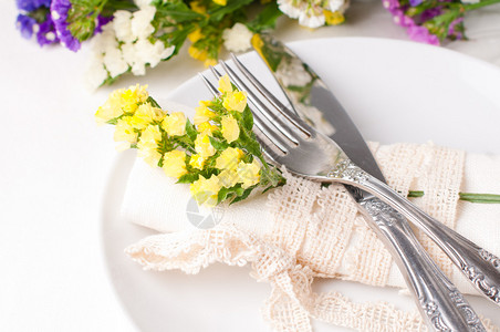 节日餐桌布置和鲜花装饰图片