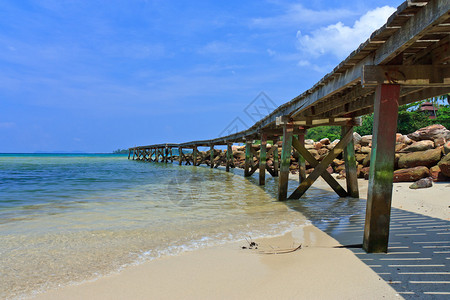 泰国海的木码头图片
