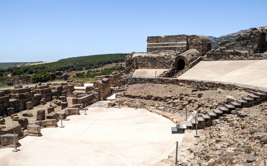 西班牙卡迪兹省BaeloClaudia废墟中的论坛所形成的罗图片