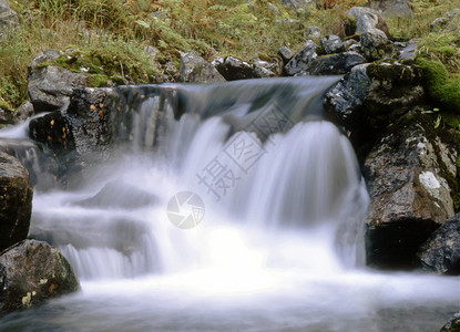 山涧流水的美丽风景图片