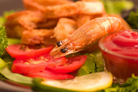 美味的炸虾食品配蔬菜图片