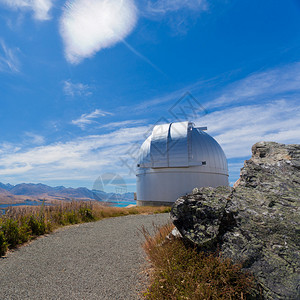 圆顶天文台大楼内装有一台用于天文和气象观测的望远镜背景