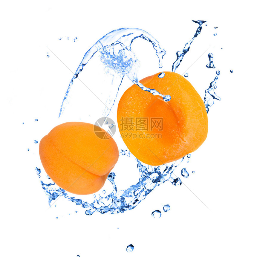 杏与水溅在白色图片