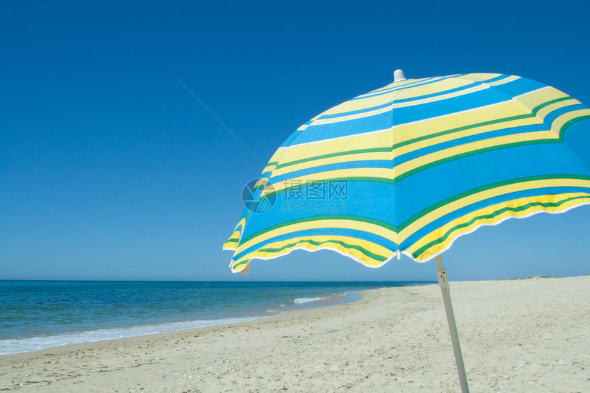 在沙滩的蓝色和黄色伞图片