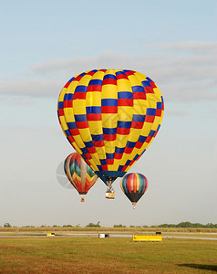 五颜六色的热气球漂浮和降落图片