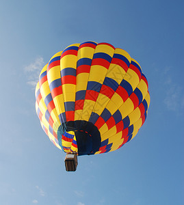 清晨色彩鲜艳的热气球图片