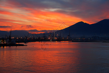 日出时的工业港口图片