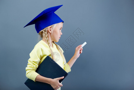 可爱女孩的肖像在毕业帽子图片