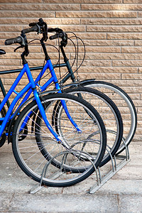 三辆自行车前轮在单车站专图片