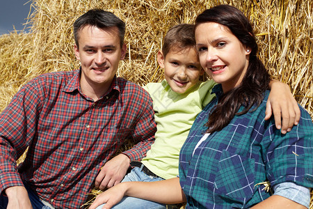 三个幸福家庭在农村休息图片