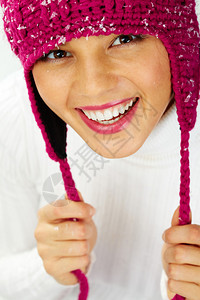 带着笑容看着摄影机的冬帽编织着的快图片