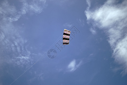 蓝色天空中充满多彩的幻想风筝图片