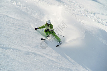 在深雪的陡坡上急转弯滑雪图片