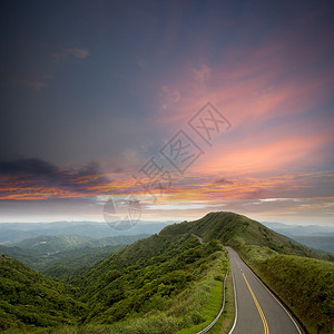 蓝色天空的绿色道路最适合图片