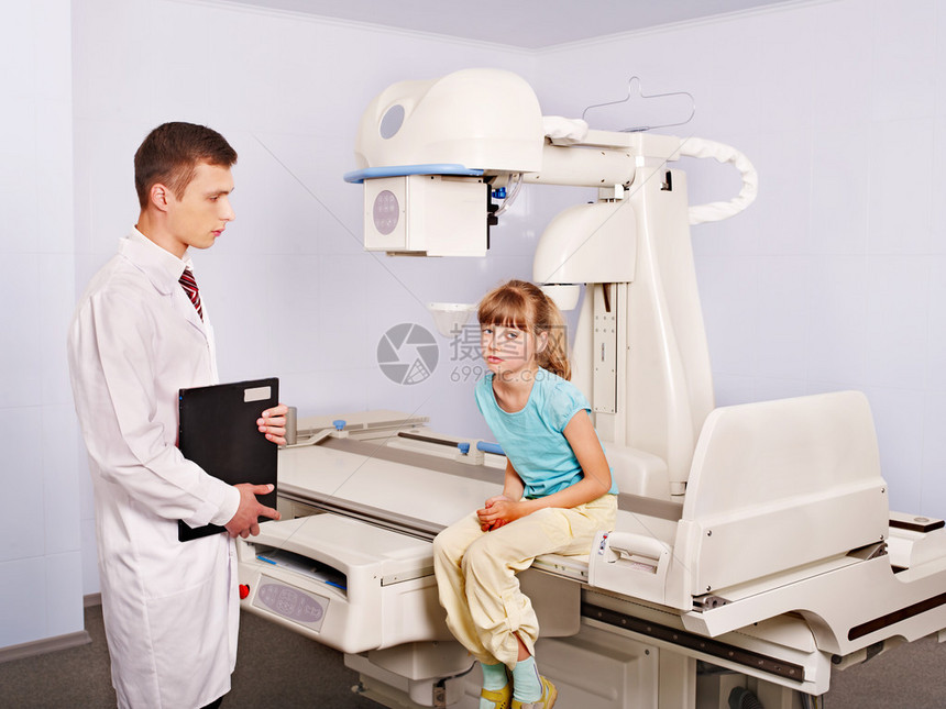 儿童病人在X光室看医生图片
