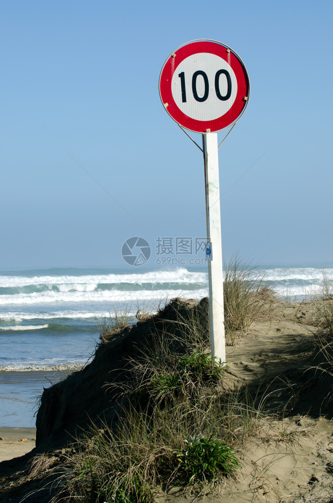 新西兰北部90英里海滩上有100公里的限速标志图片
