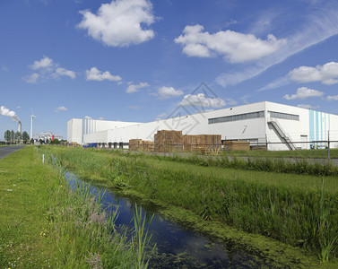 大型工业仓库的外部图片
