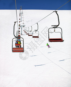 滑雪度假胜地上斜坡顶图片