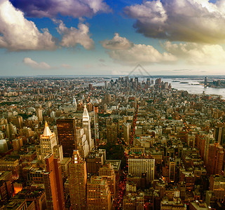 纽约市日落时的摩天大楼群图片