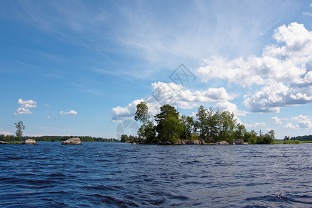 与湖和云彩的水风景图片