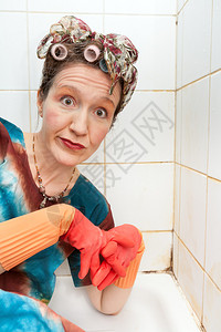 肮脏的淋浴间有趣的女清洁工图片