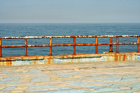 海边盐水造成的红生锈和腐蚀图片