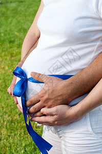 怀着蓝丝带的孕妇肚图片