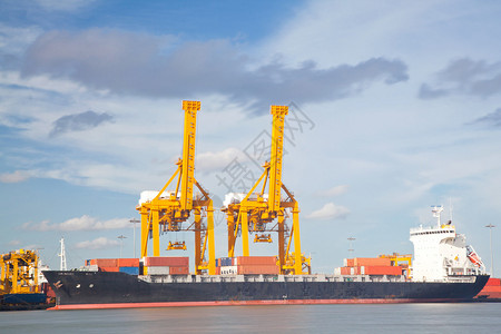 集装箱货物运工业船在曼谷造船厂码头为物流进出口背景提供工作吊图片