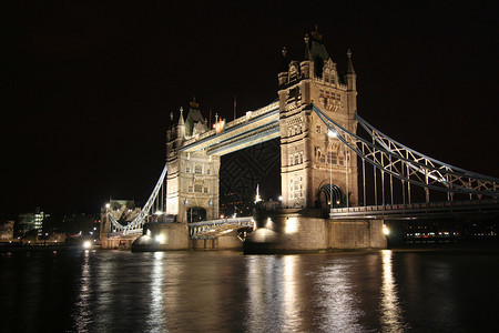 伦敦塔桥在晚上图片