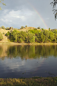 河上彩虹的风景图片