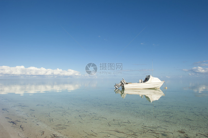 小白船停泊在西澳大利亚湾浅水区平静的日子里图片